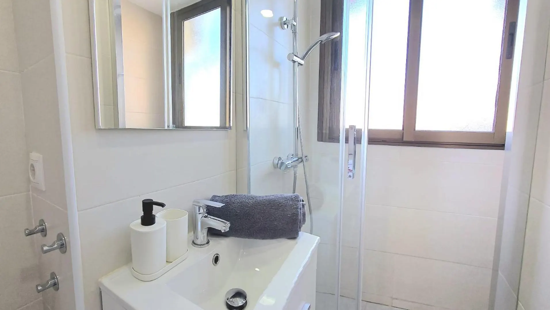 Daire Nogalera Rainbow 2-Bedroom Apartment, Pool And Parking By Namaste Elite Torremolinos